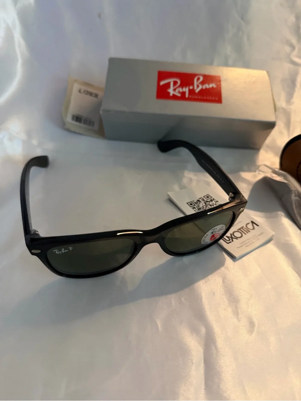Ray-Ban Black Wayfarer Sunglasses with Dark Green Lenses ORB2132